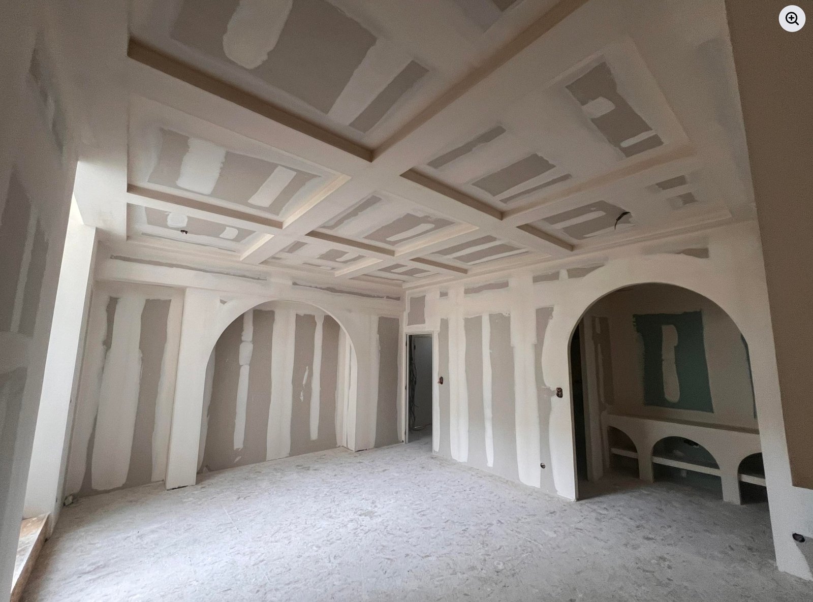 Chantier de jointoyage placo réalisé par Le Jointeur Rennais – arches et plafond à caissons